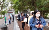 Khách du lịch đeo khẩu trang phòng virus corona, khám phá Thủ đô Hà Nội